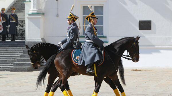 LA CEREMONIA DE CAMBIO DE GUARDIA DEL REGIMIENTO PRESIDENCIAL EN EL KREMLIN