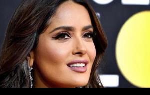 DESDE UN YATE, SALMA HAYEK ELEVA LA TEMPERATURA EN TRAJE DE BANO