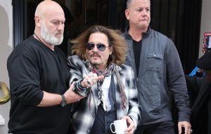 ¿JOHNNY DEPP NECESITO AYUDA PARA SALIR DE UN HOTEL EN INGLATERRA?