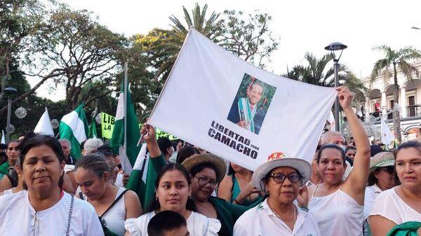 MANIFESTANTES AFINES Y CONTRARIOS AL GOBERNADOR DE SANTA CRUZ SE ENFRENTAN EN BOLIVIAS,