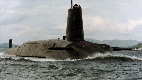 EL EJERCITO BRITANICO PEGA LOS PERNOS DEL REACTOR NUCLEAR DE UN SUBMARINO TRIDENT CON PEGAMENTO