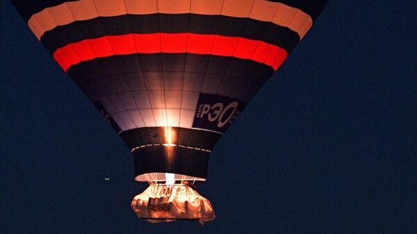 DOS VIAJEROS RUSOS BATEN RECORD MUNDIAL DE VUELO SIN ESCALAS EN UN GLOBO DE AIRE CALIENTE