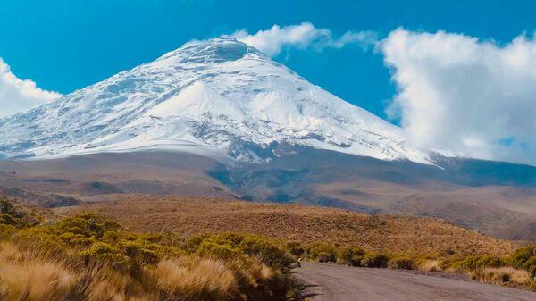 VOLCAN COTOPAXI DE ECUADOR EMITE NUBE DE GAS Y CENIZA DE 2.000 METROS DE ALTURAS