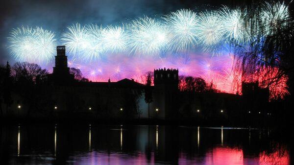 FUEGOS ARTIFICIALES ILUMINAN EL CIELO DE MOSCU EN CONMEMORACION DEL 78 ANIVERSARIO DE LA VICTORIA