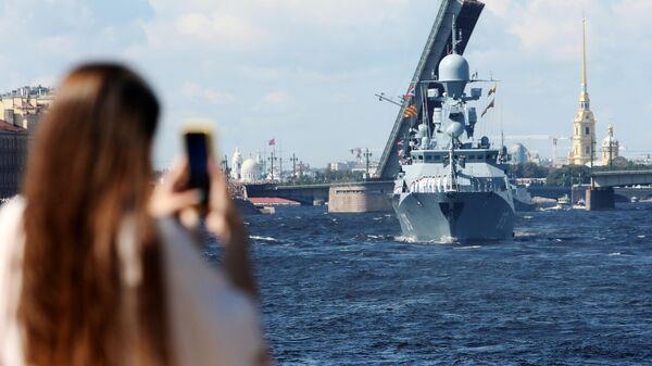 SAN PETERSBURGO ACOGE UN SOLEMNE DESFILE NAVAL POR EL DÍA DE LA ARMADA DE RUSIAS