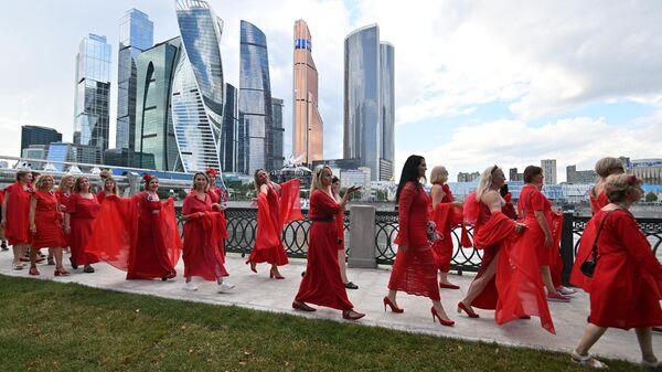 DESFILE DE VESTIDOS ROJOS EN MOSCÚ, EN IMÁGENES