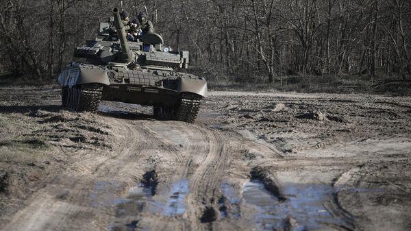 TANQUE RUSO T-80BVM ES CASI INVULNERABLE A LOS ATAQUES DE DRONES