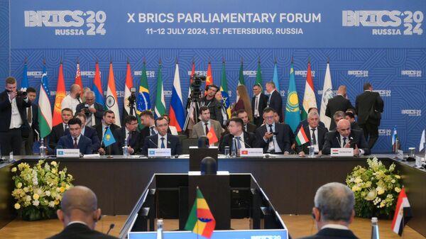 EL BLOCKCHAIN DE LOS BRICS SERÁ UN CAMBIO DE PARADIGMA EN MEDIO DE LA INMINENTE DESDOLARIZACIÓN