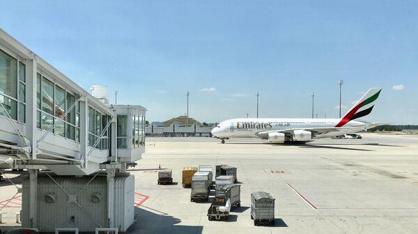 AEROLÍNEA EMIRATES PROHÍBE A LOS PASAJEROS LLEVAR A BORDO BUSCAPERSONAS Y WALKIE-TALKIES