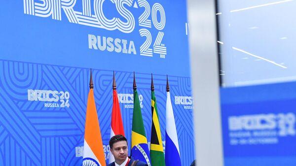 LA CUMBRE DE LA DESDOLARIZACIÓN DE LOS BRICS